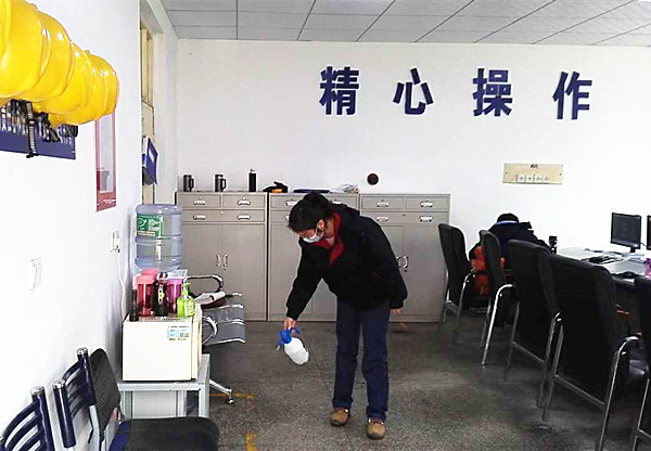 1581212228715738.jpeg 黨員在控制室消毒_副本.jpg