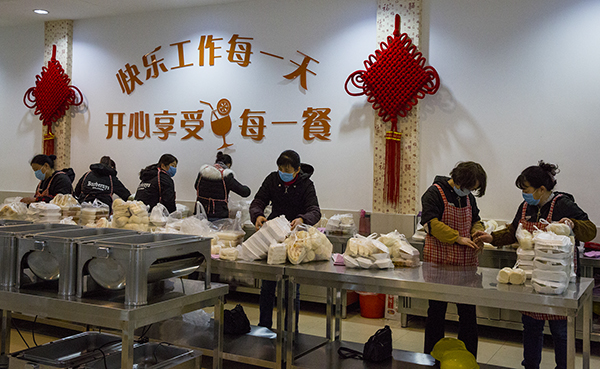 08  將每個崗位的飯菜都精心核對分裝好，以免出錯.jpg