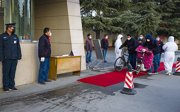 05   2020年2月18日星期二早晨，保衛(wèi)科北門執(zhí)勤人員在執(zhí)勤。.jpg