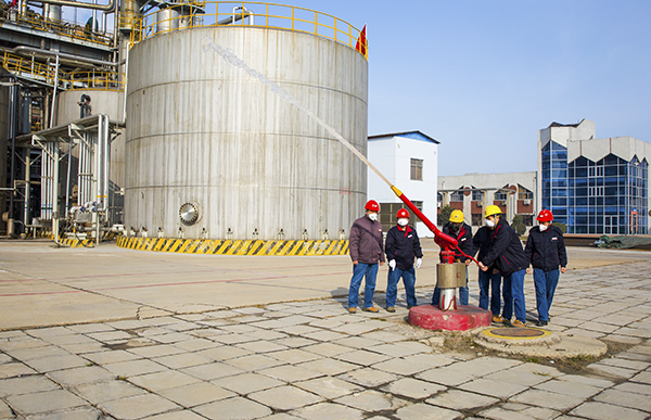 10  2020年2月18日早晨九點(diǎn)半，消防隊(duì)人員在檢查水炮的正常使用情況。.jpg