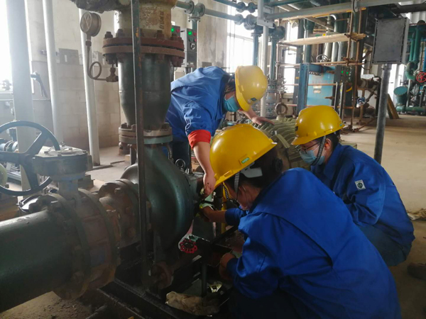 1586105280922049.jpeg 脫鹽水站三名女工正在給原水泵換油.jpg