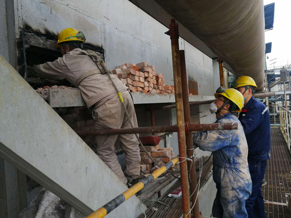 1586105323930425.jpeg 對(duì)3號(hào)爐膛省煤器防磨瓦進(jìn)行修復(fù)的檢修人員.jpg