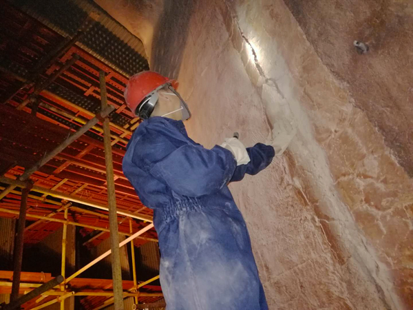 1586105342249902.jpeg 5號(hào)爐內(nèi)檢查完后又進(jìn)入3號(hào)爐膛出口水平煙道檢查澆注料的動(dòng)力車間主任李景忠.jpg