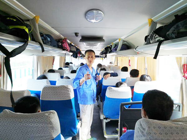 1590973608923019.jpeg 王文在車上給員工講解意外情況下的逃生 (2).jpg