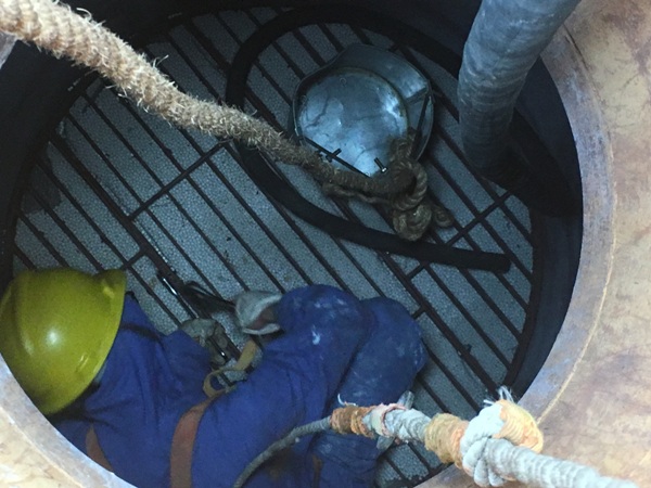 1605420187992365.jpeg 尿素車間脫氫系統(tǒng)催化劑掏出即將完成2.jpg