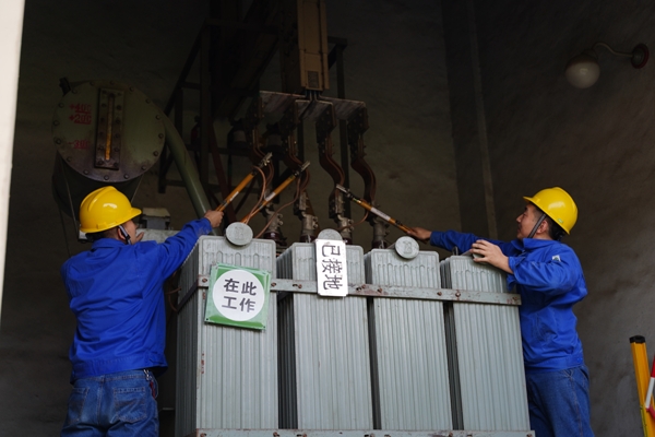 1605427260729718.jpeg 3、安措小組正在對(duì)變壓器做安全措施.JPG