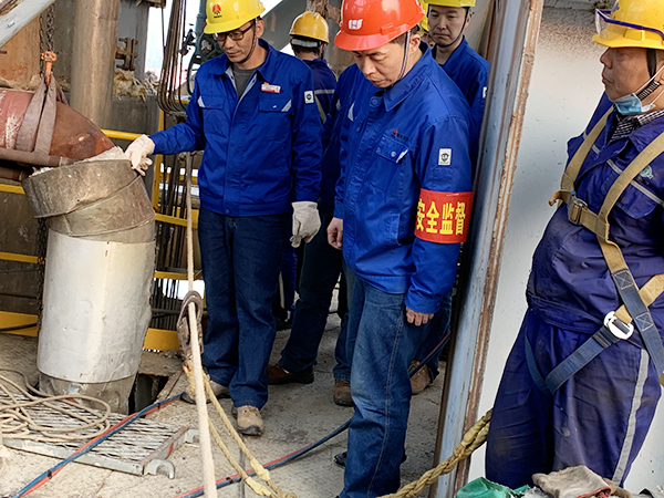 1605585663803852.jpeg 公司領(lǐng)導趙強深入尿素現(xiàn)場檢查工作.jpg