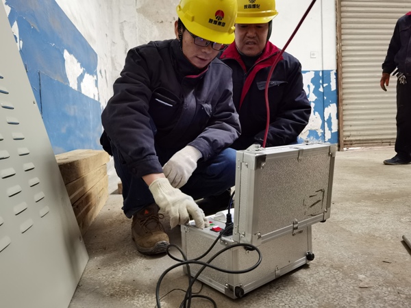 1606263957211366.jpeg 王宏對(duì)青工李強(qiáng)在301總變1#電容器改造現(xiàn)場(chǎng)進(jìn)行現(xiàn)場(chǎng)教學(xué).jpg