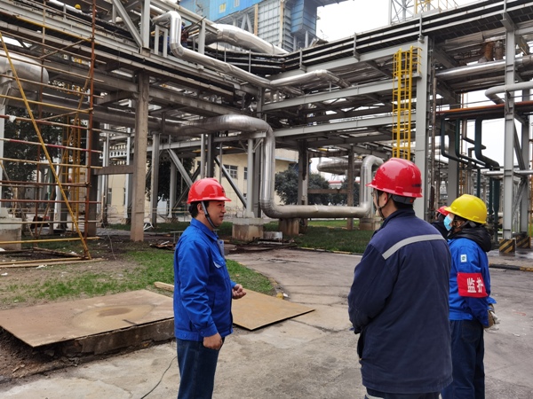 1606263971671858.jpeg 王文波在315C更換動(dòng)力電纜橋架現(xiàn)場(chǎng)對(duì)監(jiān)護(hù)人員進(jìn)行安全叮囑.jpg