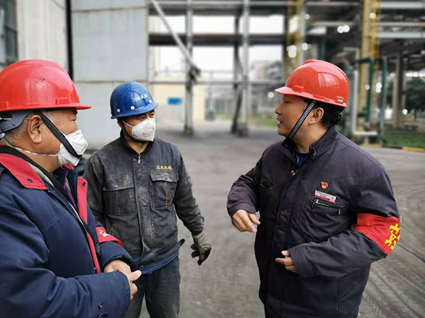 1606631370340695.jpeg 安全員焦路秦現(xiàn)場交代檢修人員安全注意事項(孟力攝.jpg