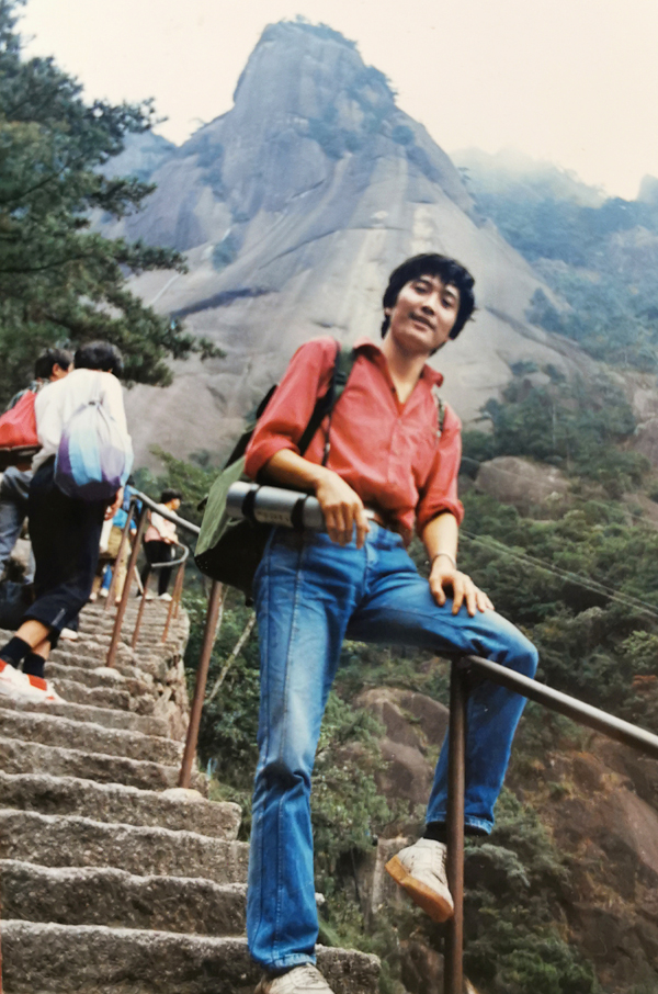 002 險(xiǎn)峭雄奇，氣勢(shì)博大，在黃山群峰中，最為雄偉壯麗。天都峰是鳥瞰黃山壯麗全景的理想之處，因此人們說，不登天都峰，等于一場(chǎng)空。0.jpg