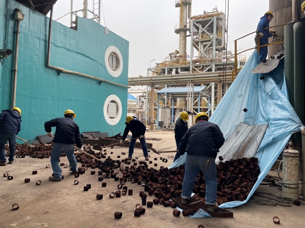 1607246248927865.jpeg 1 現(xiàn)場(chǎng)多人配合拆卸DA202填料.jpg