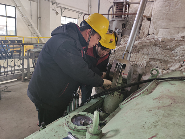 1610614661946454.jpeg 吳再科檢查發(fā)電機高壓油動機的反饋機構(gòu).jpg