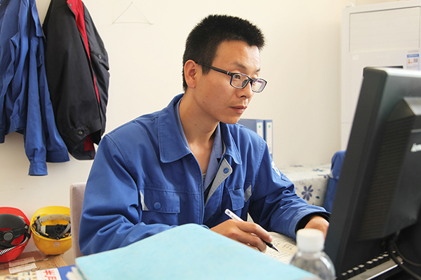 1619310073541297.jpeg 寫(xiě)作中的李曉鋒.jpg