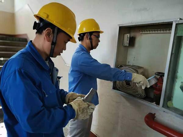 1619870038243314.jpeg 班長魏高強(qiáng)帶領(lǐng)班組員工檢查消防設(shè)施.jpg