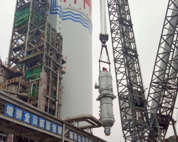 1640659366144601.jpeg 吊裝過程中的新汽提塔,尿素曾迎軍.jpg