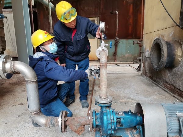 1644805062586017.jpeg 魏高強現(xiàn)場指導劉浩禎水泵操作.jpg