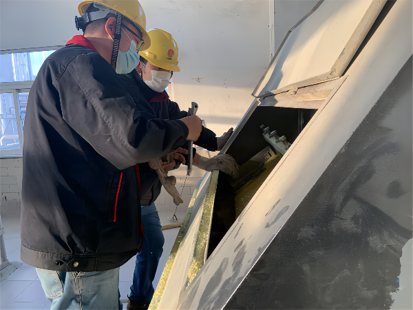 1670460066369339.png 技術(shù)員和操作工調(diào)整造粒機(jī)刮料板(1).png