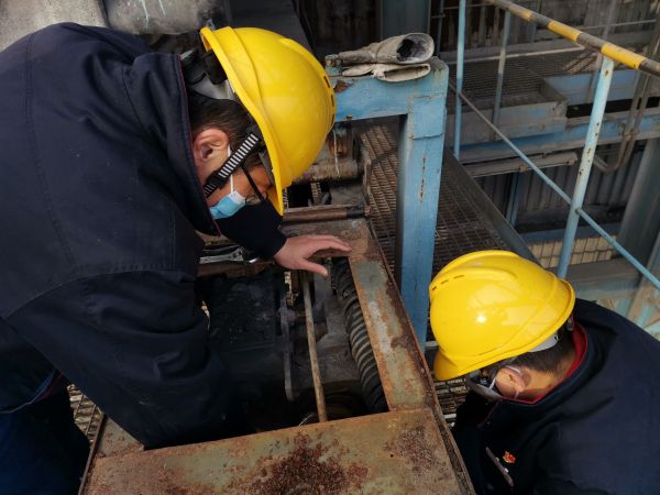 1673593522751335.jpeg 班組人員更換吹灰器填料.jpg