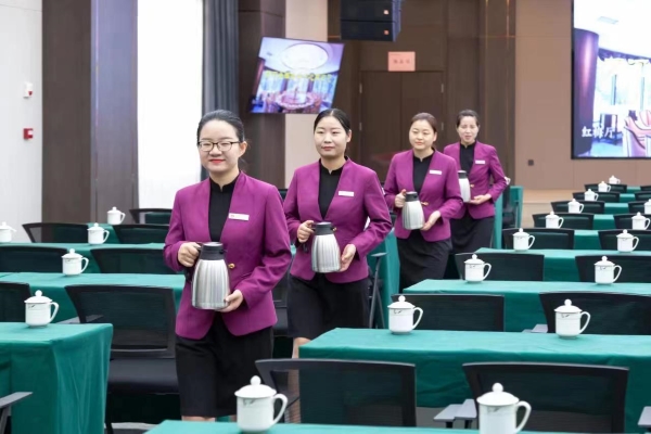 1676168082937969.jpeg 工作人員會場服務(wù).jpg