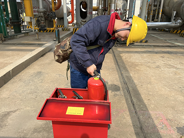 1677456274460583.jpeg 巡檢對消防器材進(jìn)行細(xì)致檢查(副圖).jpg