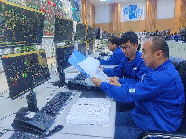 3.14日，彬州公司中控室，氣化操作人員認(rèn)真監(jiān)盤(pán)，對(duì)比數(shù)據(jù)，調(diào)整煤漿濃度.jpg