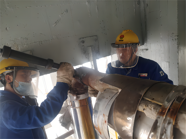 1679273562664718.png 李繼榮帶領(lǐng)作業(yè)小組在尿素FA202管線實(shí)施帶壓堵漏作業(yè)3(1).png