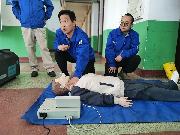 3月31日，應(yīng)急隊(duì)員張晨講解心肺復(fù)蘇注意事項(xiàng).jpg