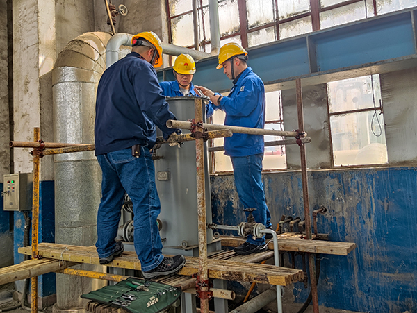 4月4日，合成車間安全技術(shù)員董子旭、設(shè)備技術(shù)組組長谷成駿、設(shè)備技術(shù)員呂玉亮進行發(fā)電機油濾芯自主維修工作。.jpg