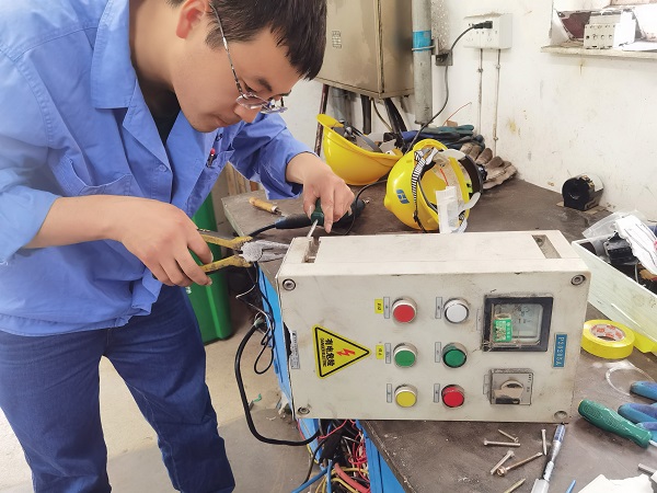 1681364578512952.jpeg 4月8日 柳曦等人正在修復(fù)現(xiàn)場(chǎng)操作柱.jpg