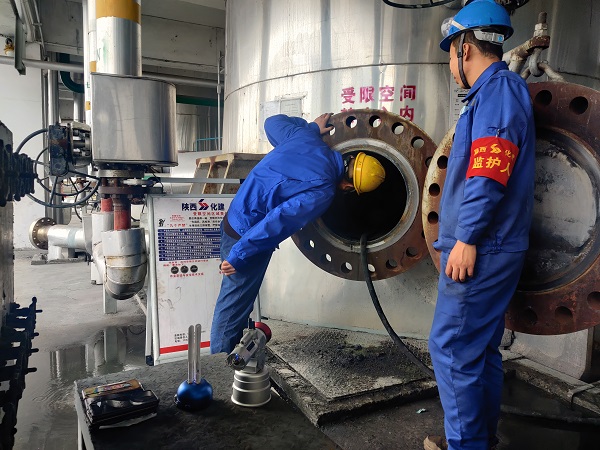 4月8日，氣化爐爐內(nèi)進(jìn)人檢修畫面。.jpg