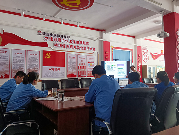 4月19日，計(jì)控電儀部主任工程師馬曉華為職工進(jìn)行授課講解 600.jpg