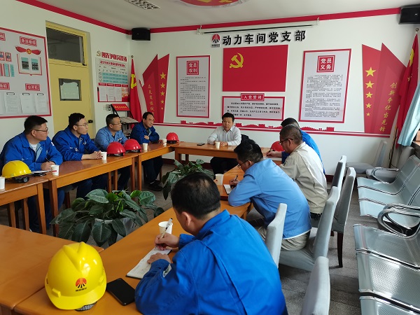 1682987565654055.jpeg 5月1日張?jiān)鰬?zhàn)董事長(zhǎng)在動(dòng)力車間會(huì)議室組織值班人員進(jìn)行座談.jpg