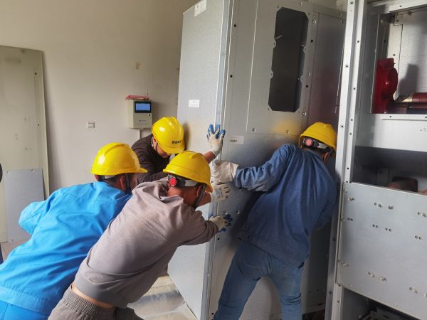 1683504600780663.jpeg 5月5日,檢修人員進(jìn)行對(duì)新開(kāi)關(guān)柜進(jìn)行就位固定.jpg