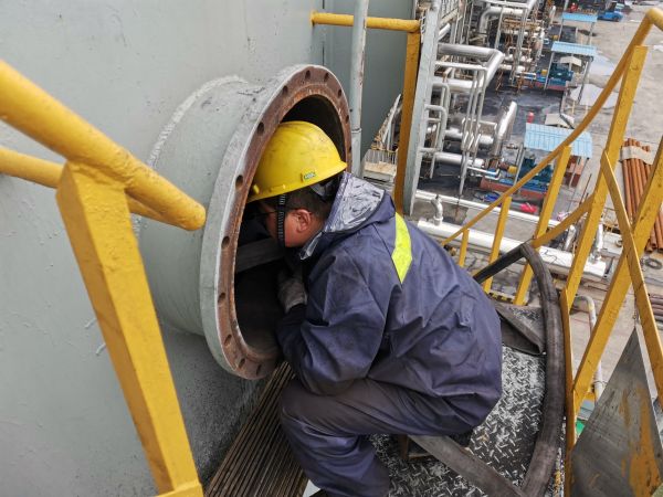 1683588972107161.jpeg 檢修贊歌-作業(yè)人員鉆爐膛.jpg