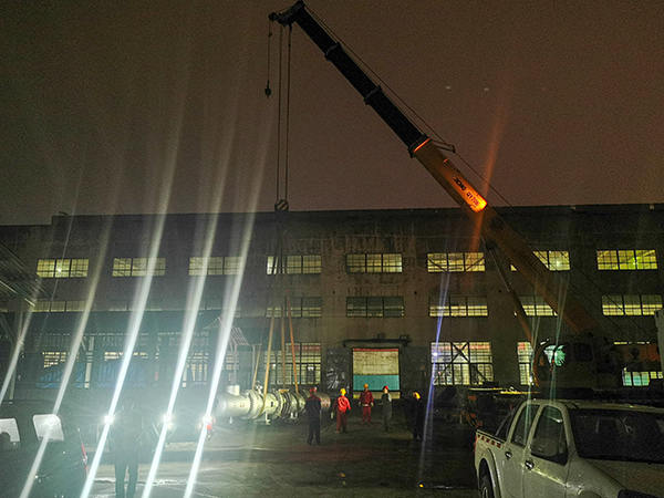 5月9日，檢修重要設(shè)備E7502到貨，夜間抓緊卸車  600.jpg