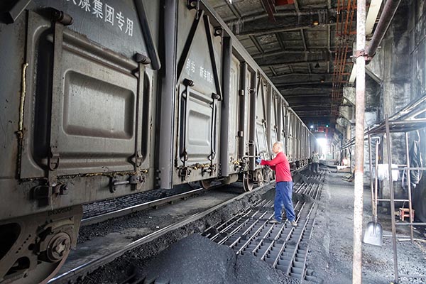 1683807168649313.jpeg 2023年5月三期檢修期間運(yùn)銷市場部員工給一二期裝置卸煤1.jpg