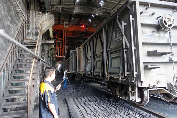 1683807188412759.jpeg 2023年5月三期檢修期間運(yùn)銷市場部員工給一二期裝置卸煤.jpg