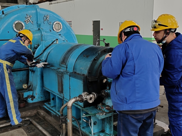 1683876962909827.jpeg 檢修師傅正在測量發(fā)電機(jī)組振動(dòng)數(shù)據(jù).jpg