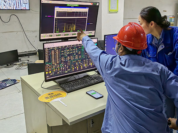 5月13日，動力車間三期鍋爐控制室，DCS改造工藝、儀表、電氣等部門聯(lián)合調(diào)試期間，車間副主任焦志波詢問DCS改造畫面.jpg