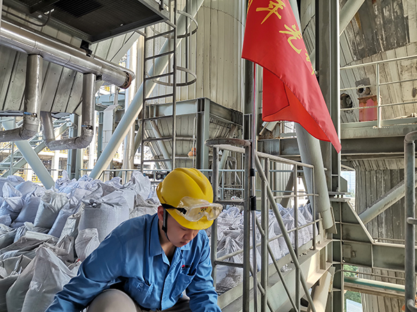 1684625833331259.jpeg 20日上午在檢修現(xiàn)場整理包裝袋的李哲.jpg