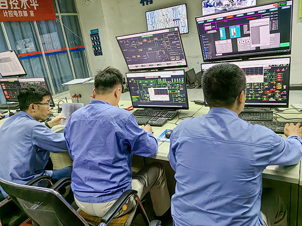 5月23日，動(dòng)力車間中控室，4號鍋爐水壓試驗(yàn)過程中，各司爐密切監(jiān)視水壓變化.jpg