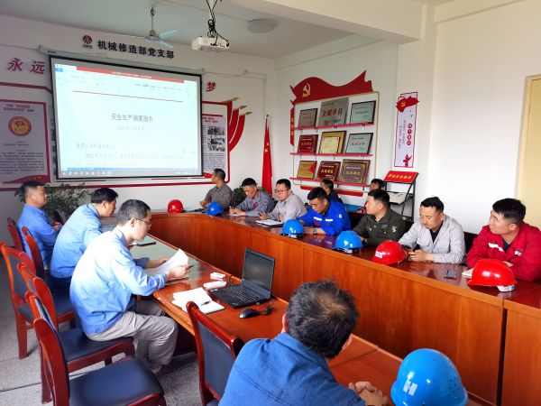 1685489163165769.jpeg 機械修造部部長李蕾組織承包商學(xué)習(xí)安全條例.jpg