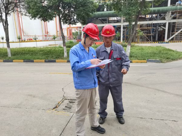 1685489175328102.jpeg 機械修造部部長李蕾正在檢修現(xiàn)場檢查票證簽字情況.jpg