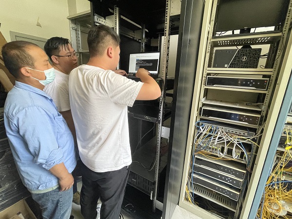 1686702230928931.jpeg 6.12日海康廠家和公司員工在機房內調試系統(tǒng).jpg