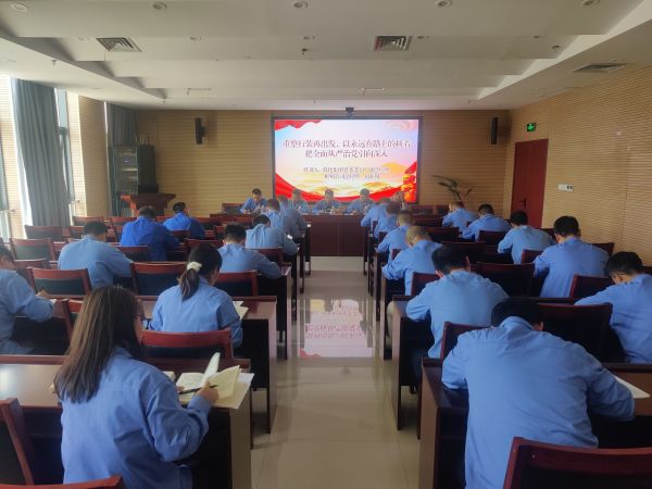 6月20日，渭化集團(tuán)公司黨委委員、副總經(jīng)理、彬州公司總經(jīng)理趙亞周，在彬州公司三樓會議室講主題教育黨課。圖為 制氣車間黨支部，聯(lián)合黨支部在彬黨員聽課畫面。.jpg