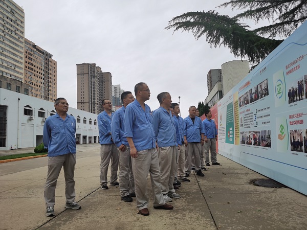 7月3日下午，尿素車間在公司辦公樓前黨員職工參觀公司主題展板2.jpg