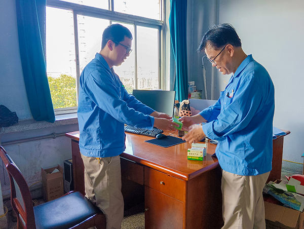 1689043889456799.jpeg 7月3日,計(jì)控電儀部安全員黃建容為各班段站發(fā)放防暑降溫用品.jpg