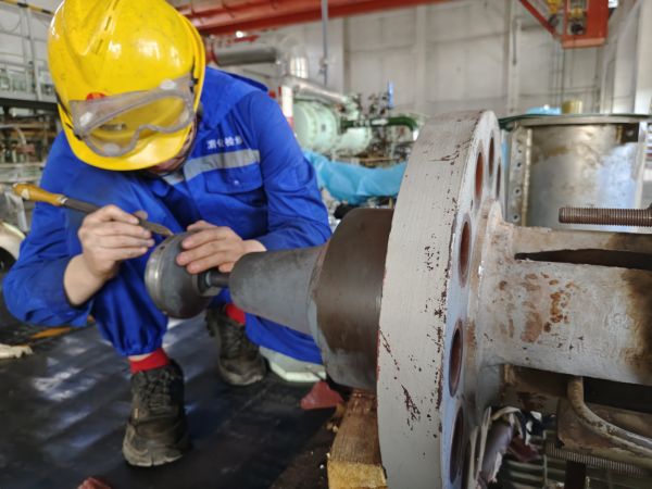 1690337426844382.jpeg 檢修人員認真細致檢查備件.jpg