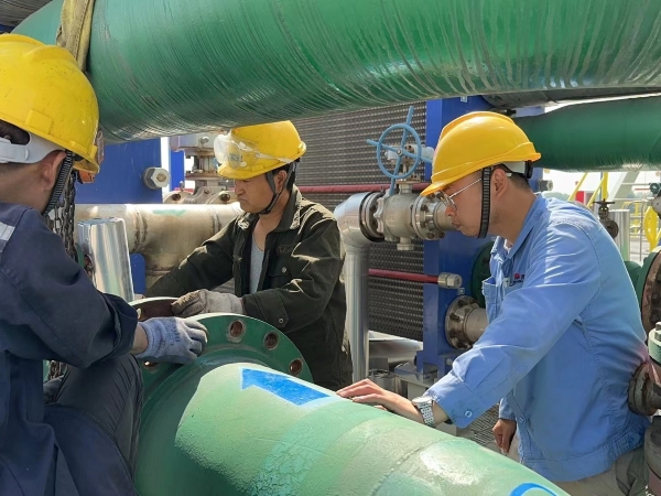 1690504242507397.jpeg 魏翔在現(xiàn)場學(xué)習(xí)設(shè)備拆檢后內(nèi)部構(gòu)造.jpg